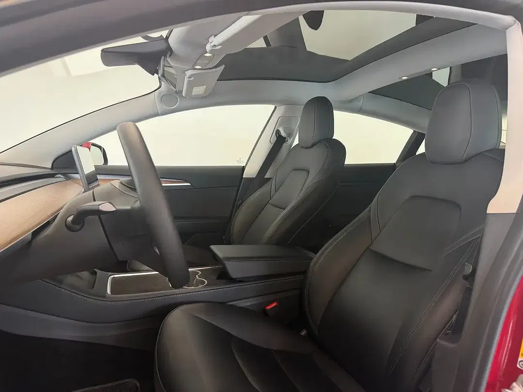 Tesla Model 3 - Thumbnail 5