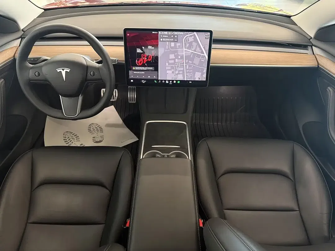Tesla Model 3 - Thumbnail 6
