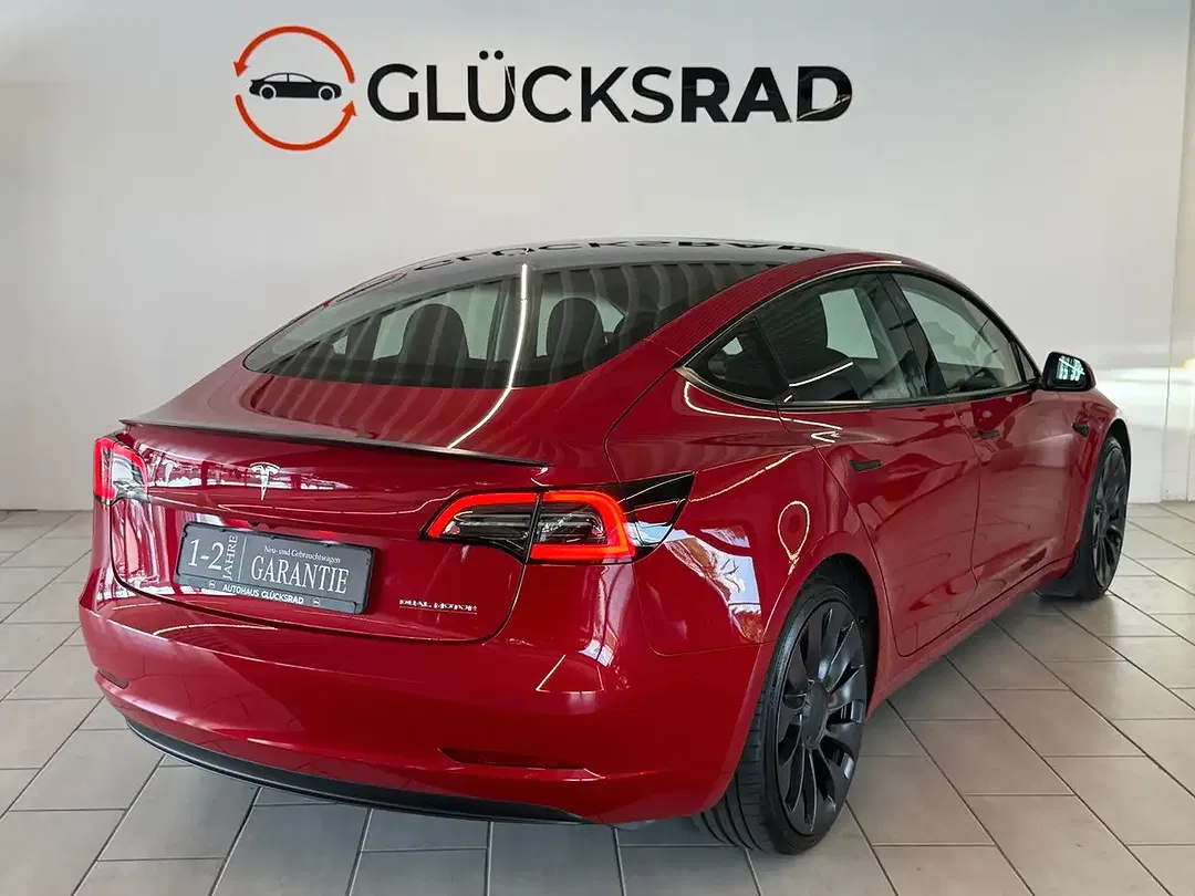 Tesla Model 3 - Thumbnail 7