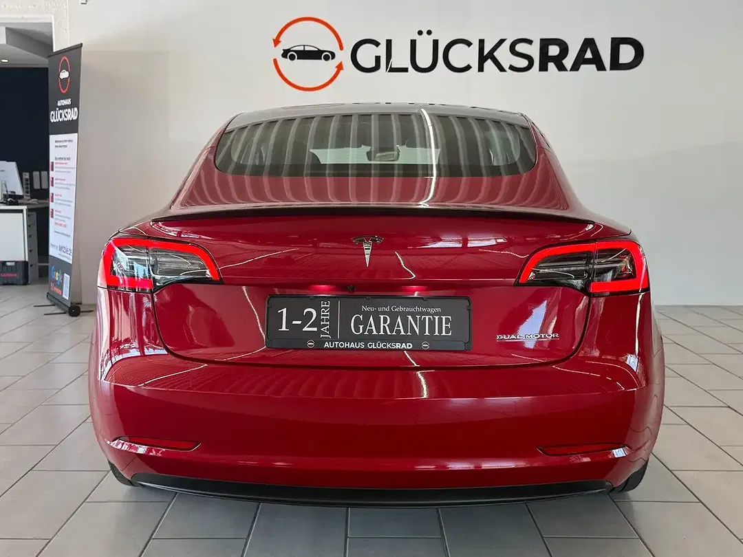 Tesla Model 3 - Thumbnail 8