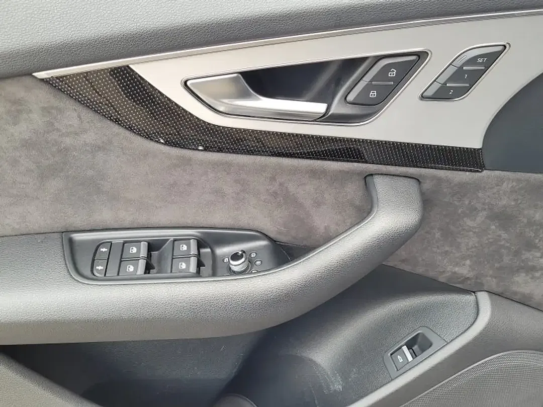 Audi SQ7 - Thumbnail 11