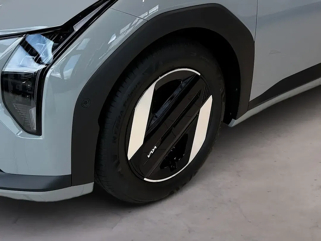 Kia EV4 - Thumbnail 9