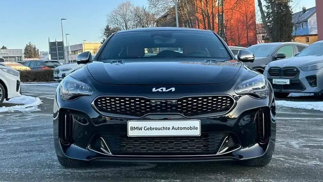Kia Stinger - Thumbnail 3