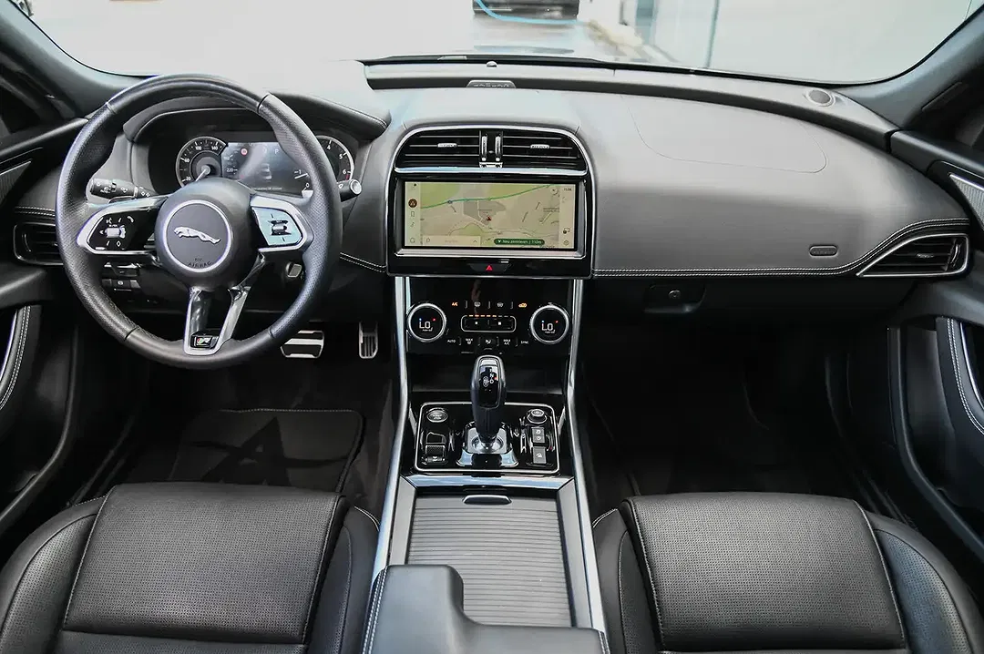 Jaguar XE - Thumbnail 10