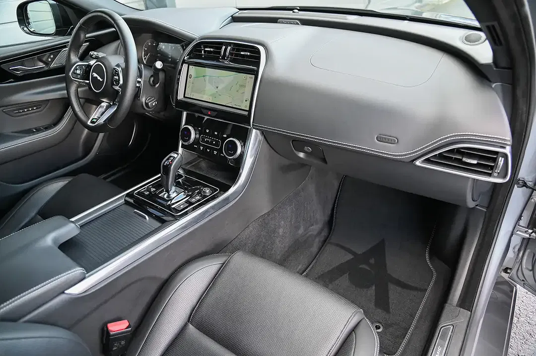 Jaguar XE - Thumbnail 11
