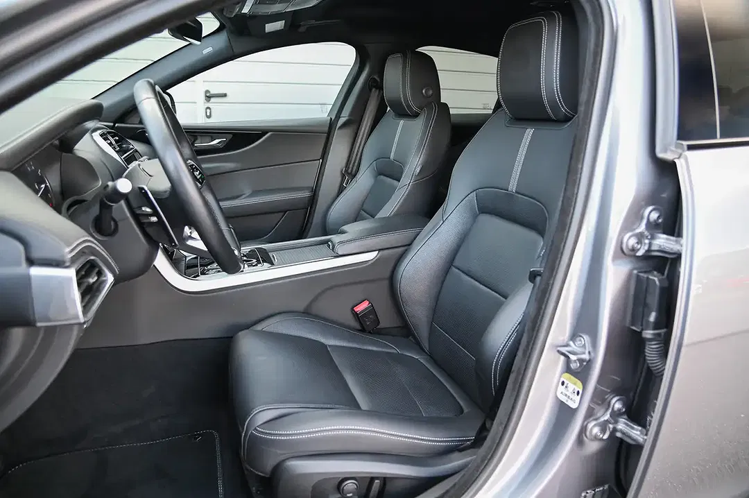 Jaguar XE - Thumbnail 12