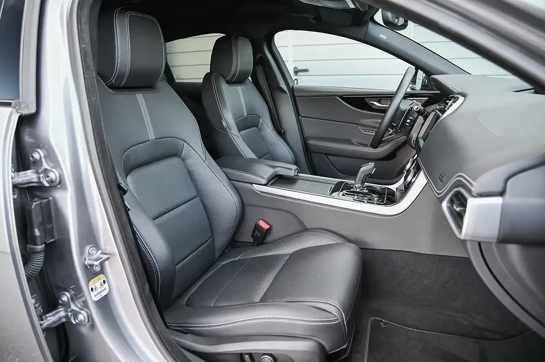 Jaguar XE - Thumbnail 13