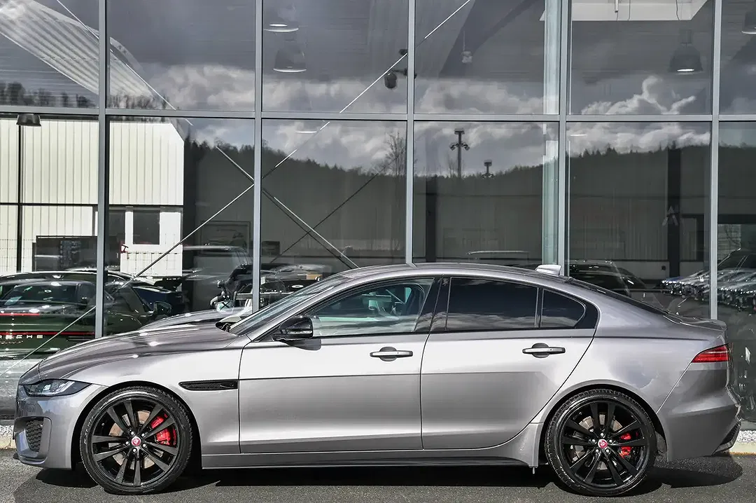 Jaguar XE - Thumbnail 6