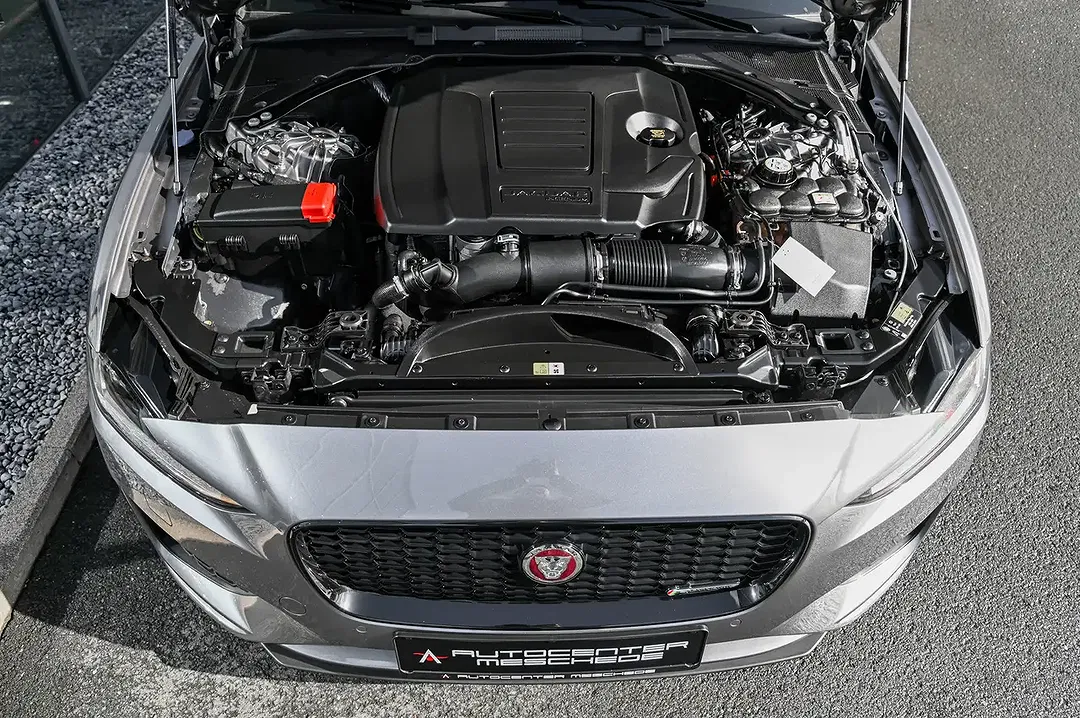 Jaguar XE - Thumbnail 7