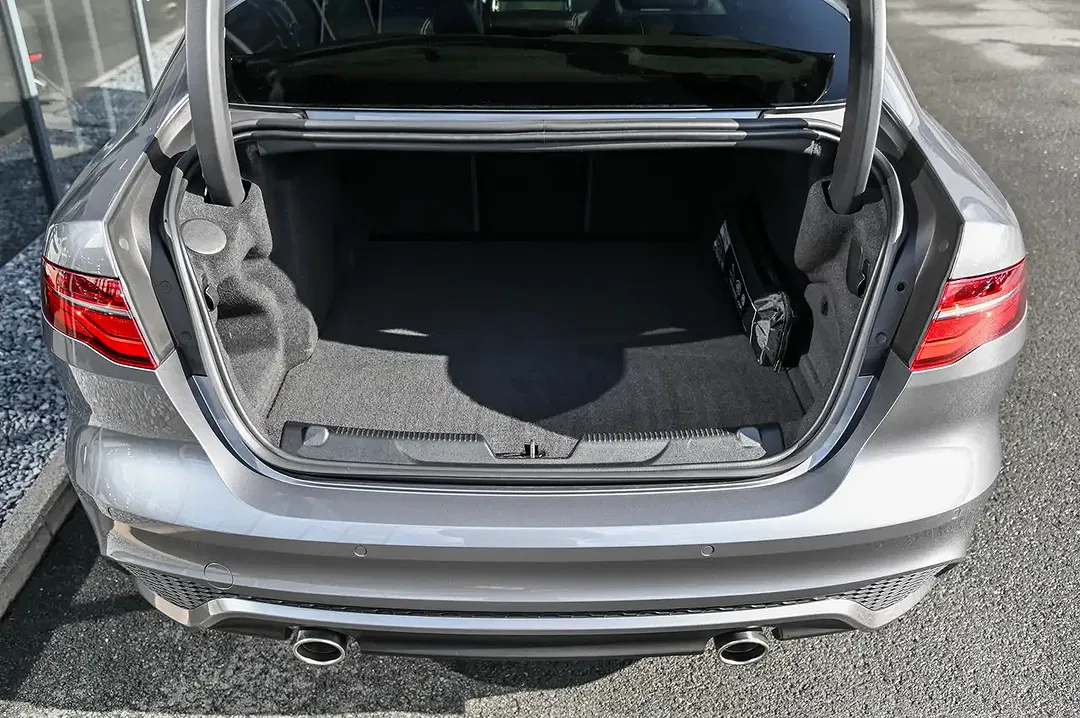 Jaguar XE - Thumbnail 8
