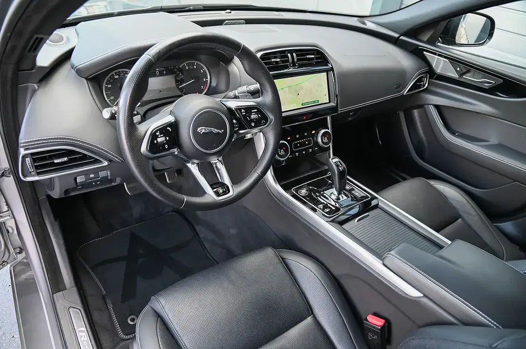 Jaguar XE - Thumbnail 9