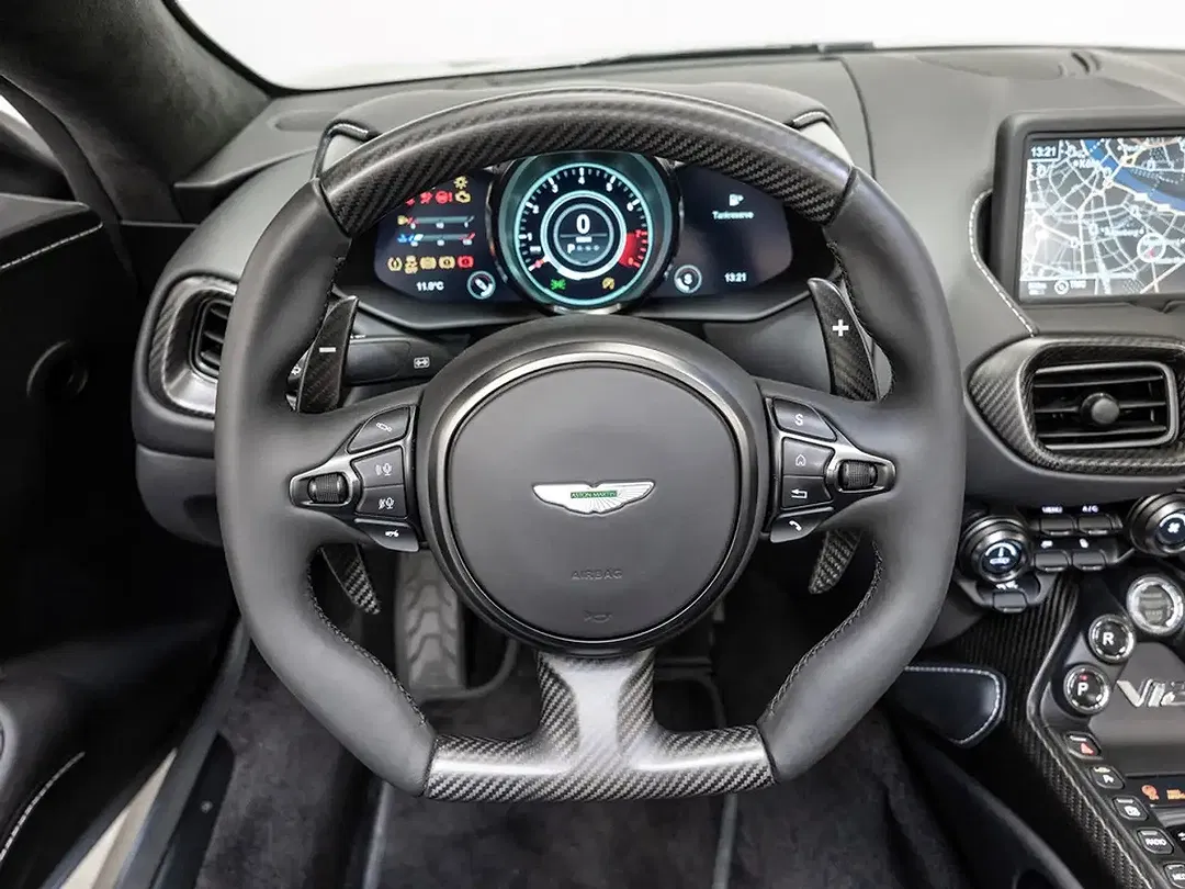Aston Martin Vantage - Thumbnail 11
