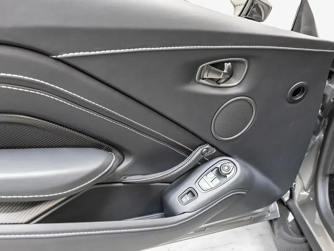 Aston Martin Vantage - Thumbnail 19