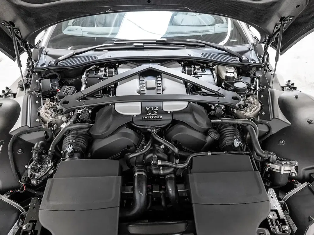 Aston Martin Vantage - Thumbnail 22