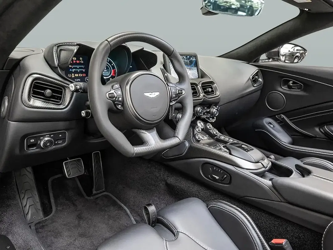 Aston Martin Vantage - Thumbnail 3
