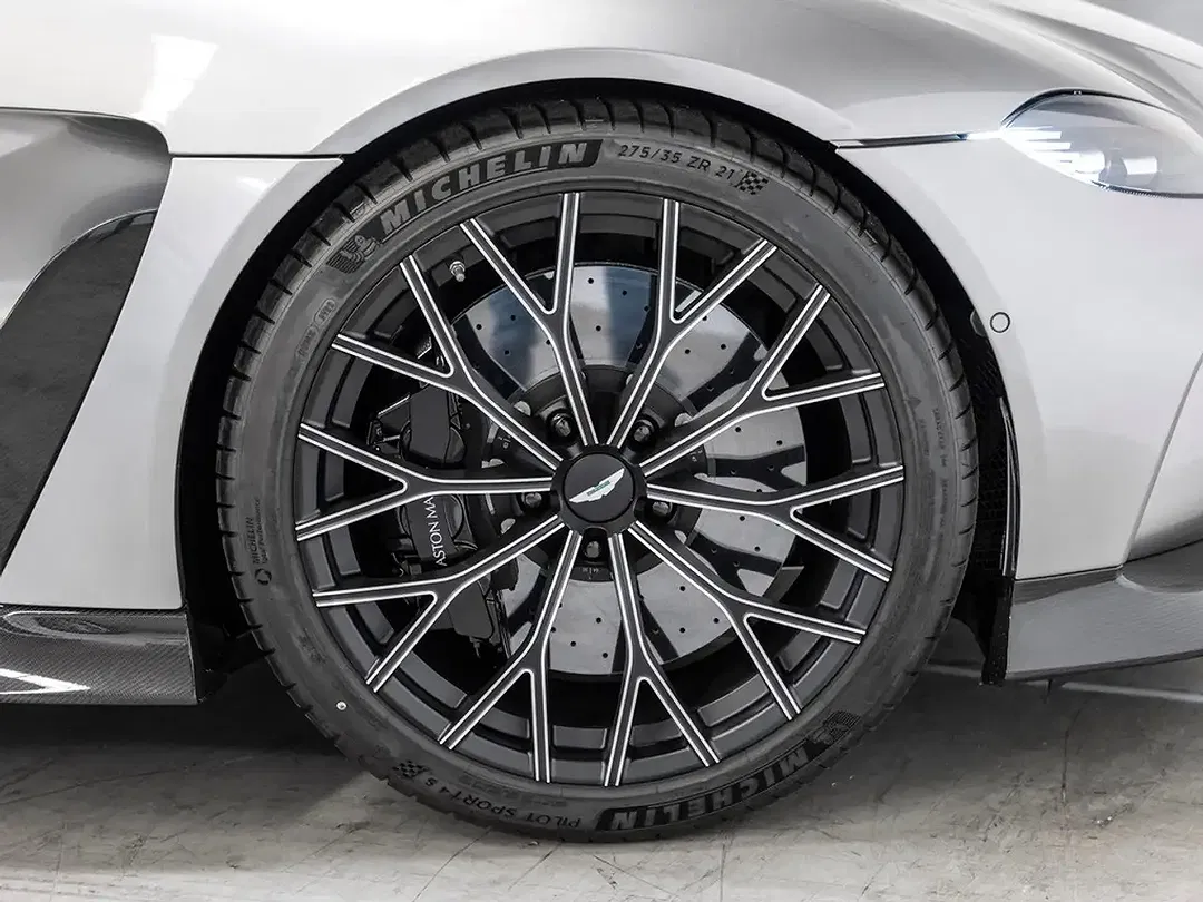 Aston Martin Vantage - Thumbnail 4