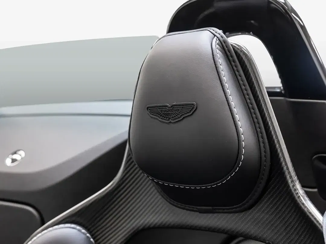 Aston Martin Vantage - Thumbnail 5