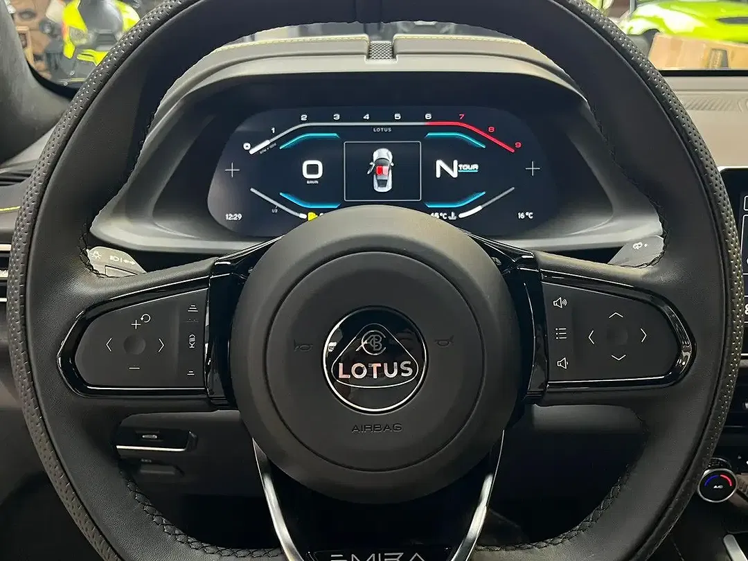 Lotus Emira - Thumbnail 9