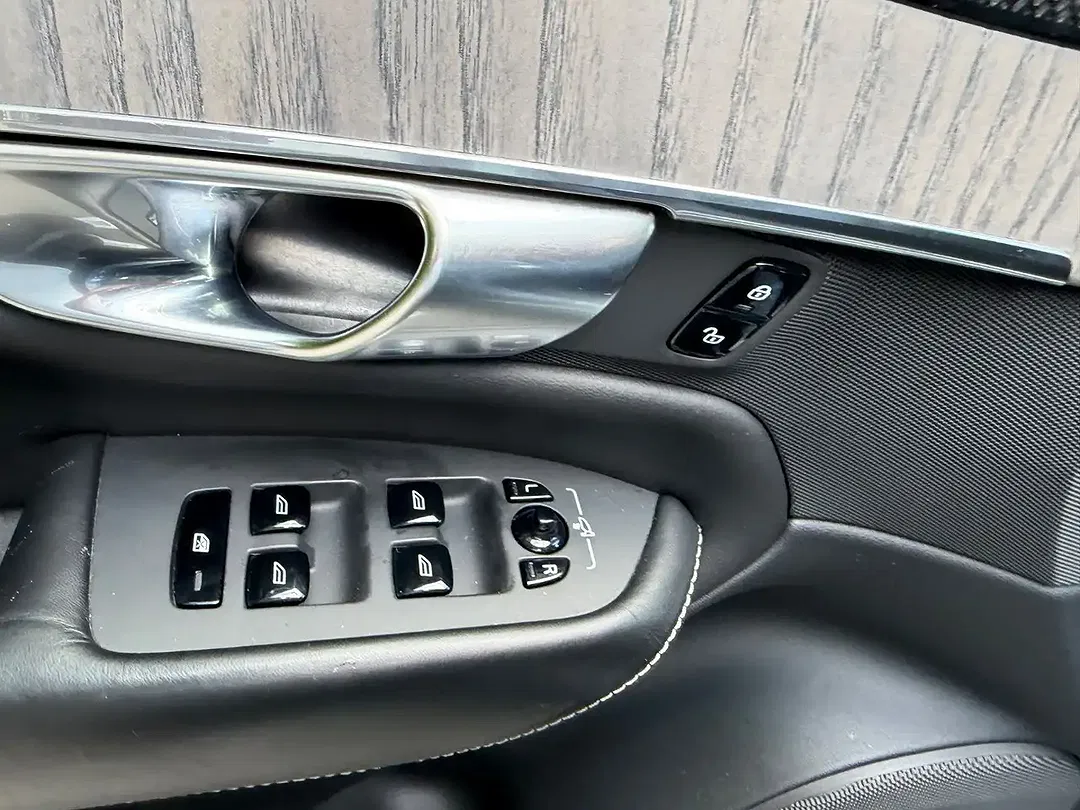Volvo XC90 - Thumbnail 40