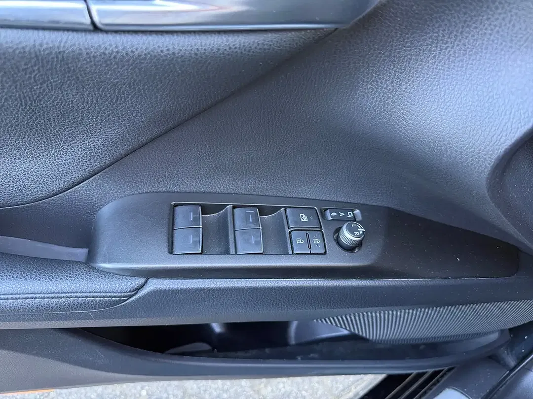Toyota Camry - Thumbnail 18