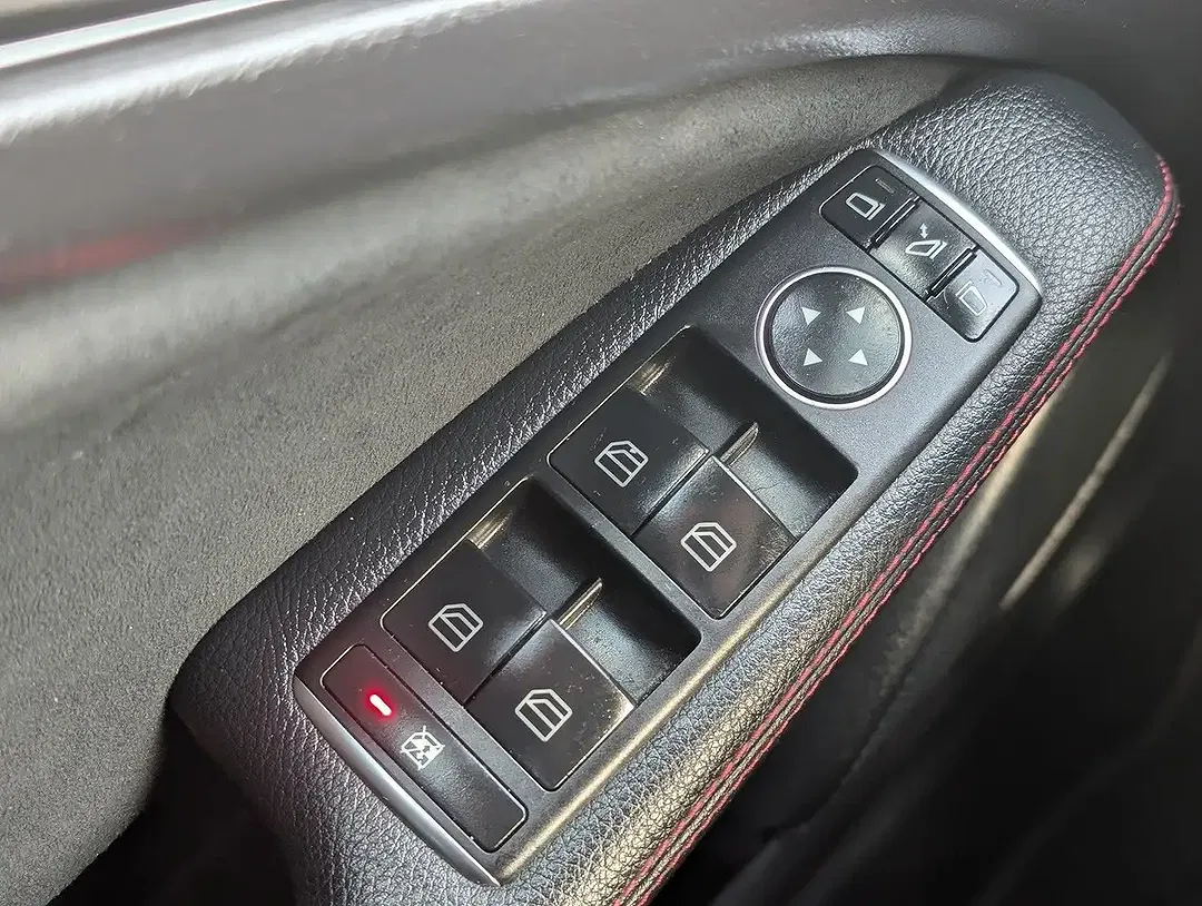 Mercedes-Benz GLA 180 - Thumbnail 18