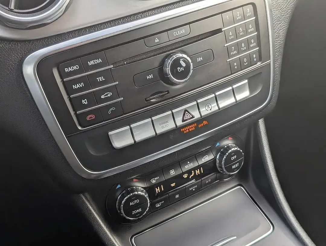 Mercedes-Benz GLA 180 - Thumbnail 24