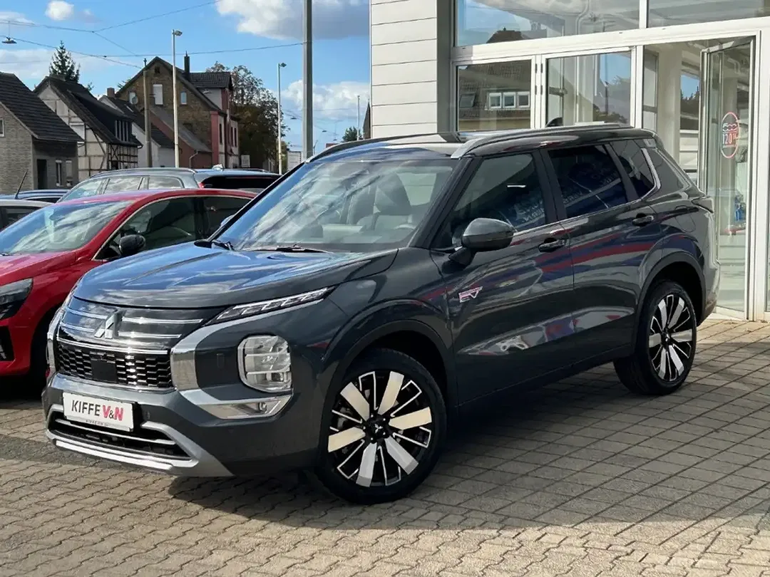 Mitsubishi Outlander - Thumbnail 3