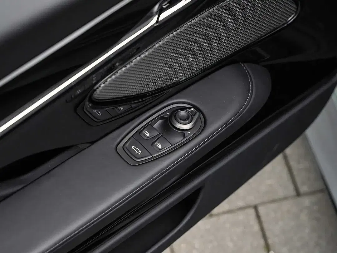 Aston Martin DB12 - Thumbnail 30