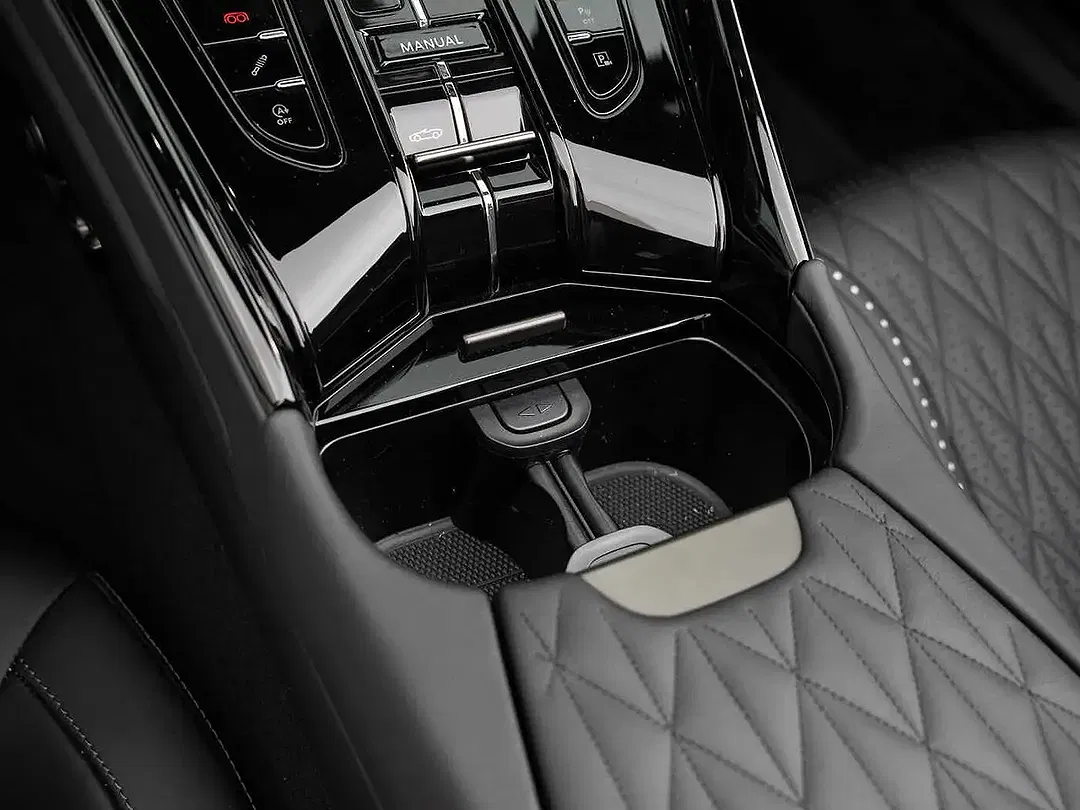 Aston Martin DB12 - Thumbnail 36