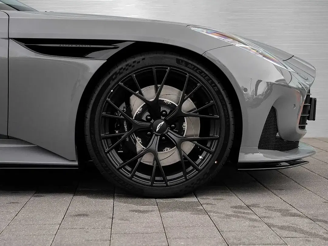 Aston Martin DB12 - Thumbnail 4