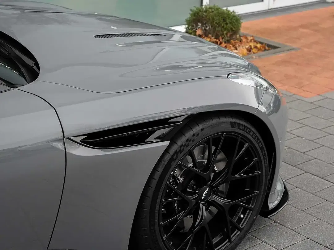 Aston Martin DB12 - Thumbnail 9