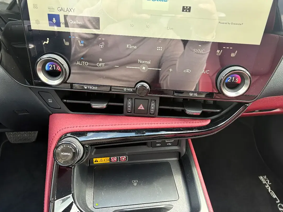 Lexus NX 450h+ - Thumbnail 8