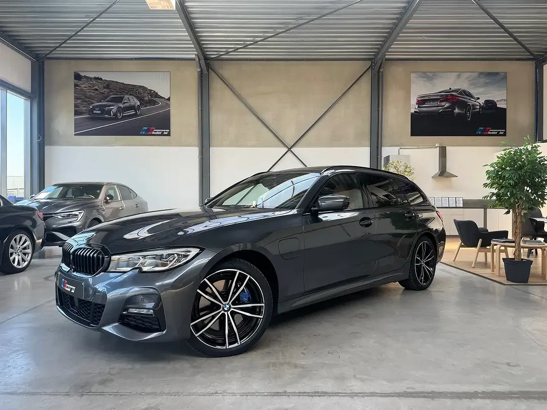 BMW 330 - Thumbnail 1