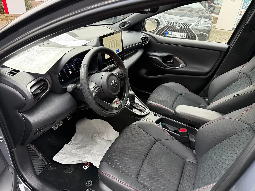 Toyota Yaris - Thumbnail 8