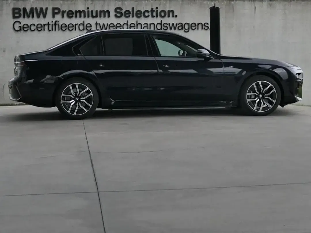 BMW i7 - Thumbnail 3