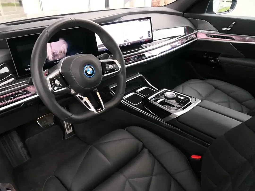BMW i7 - Thumbnail 6