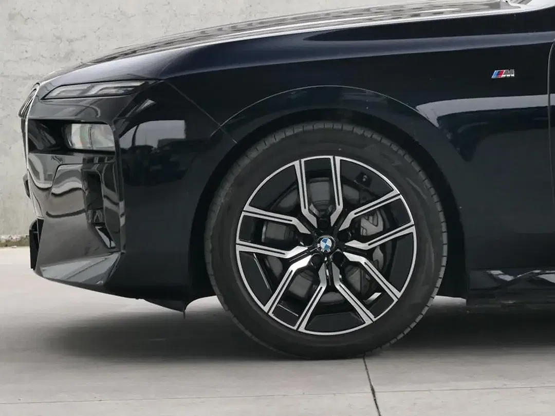 BMW i7 - Thumbnail 8