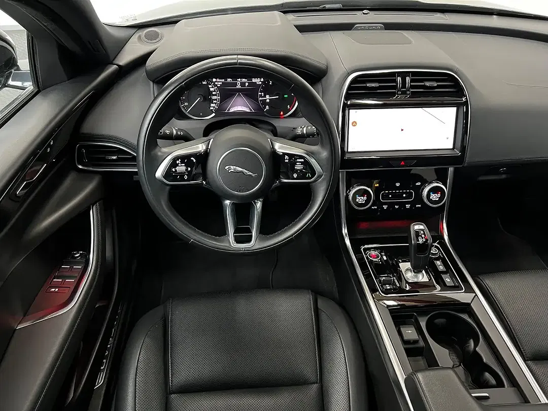 Jaguar XE - Thumbnail 11