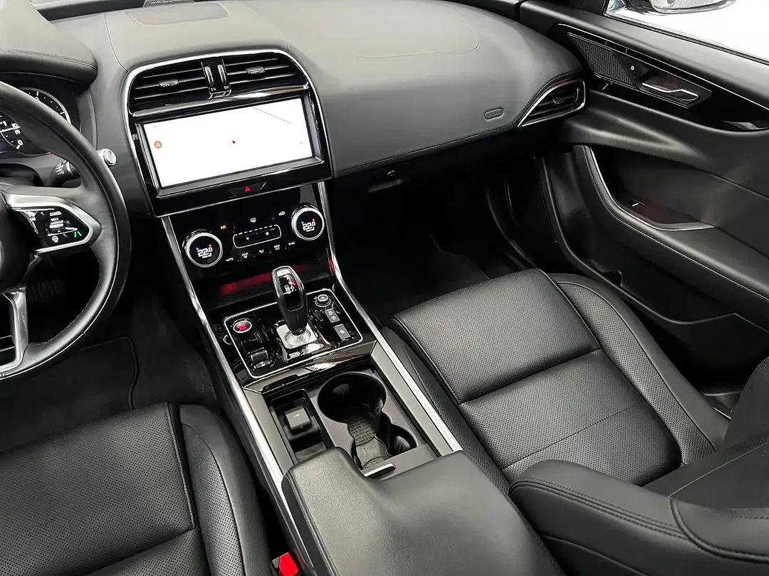 Jaguar XE - Thumbnail 12