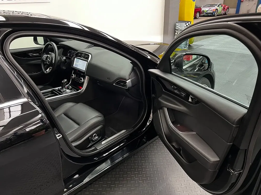 Jaguar XE - Thumbnail 13
