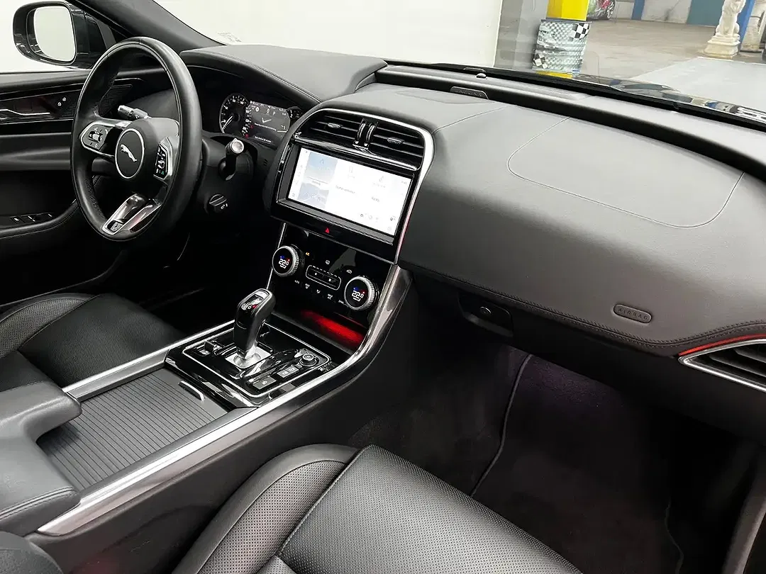 Jaguar XE - Thumbnail 14
