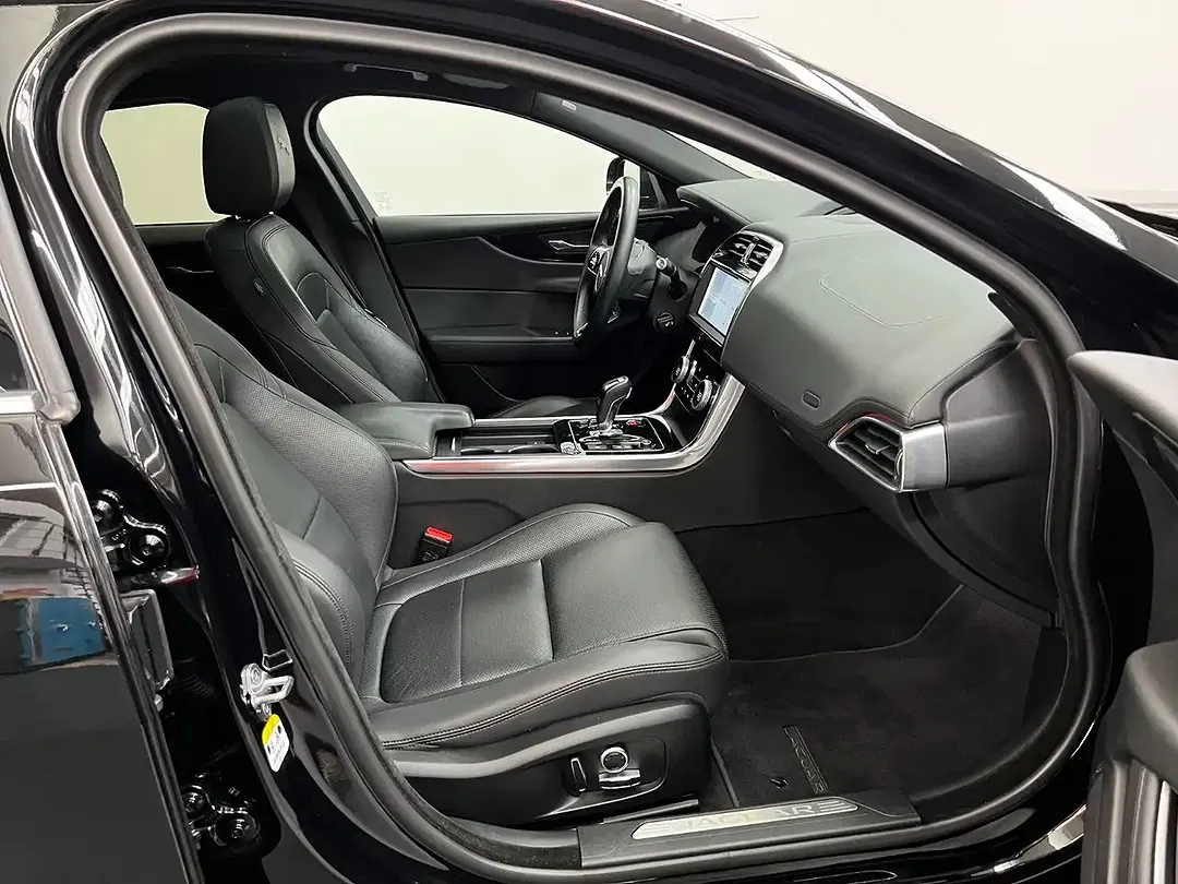 Jaguar XE - Thumbnail 15