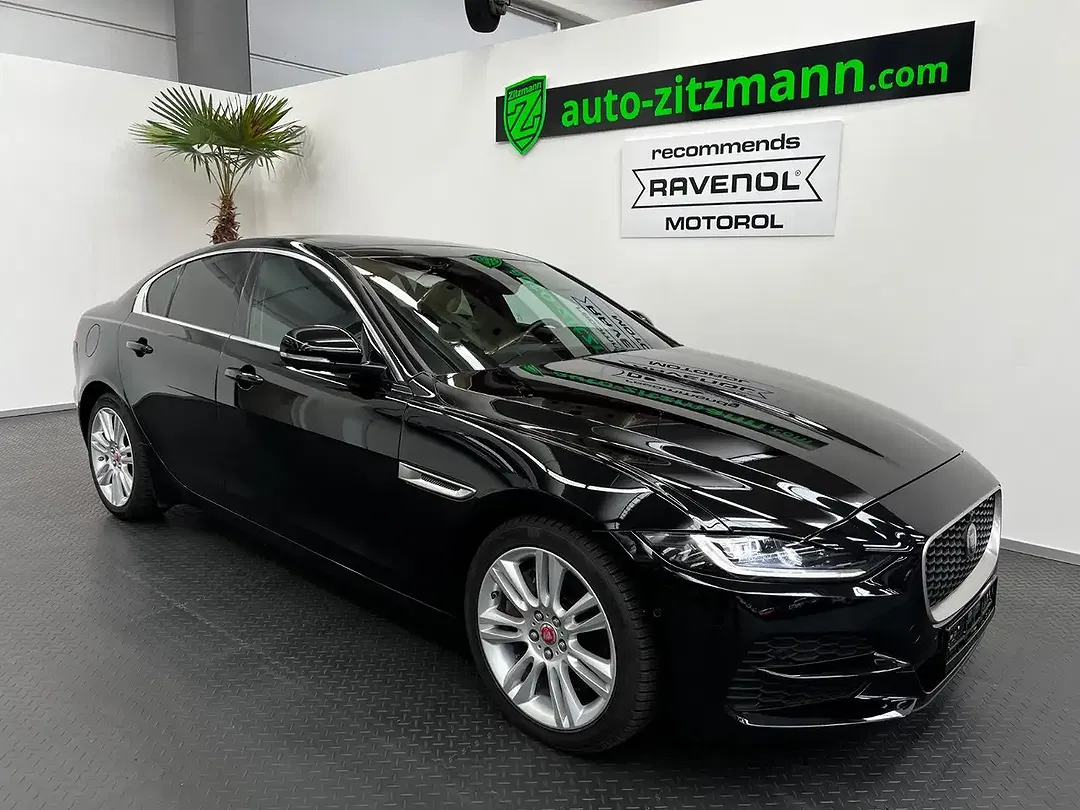 Jaguar XE - Thumbnail 3