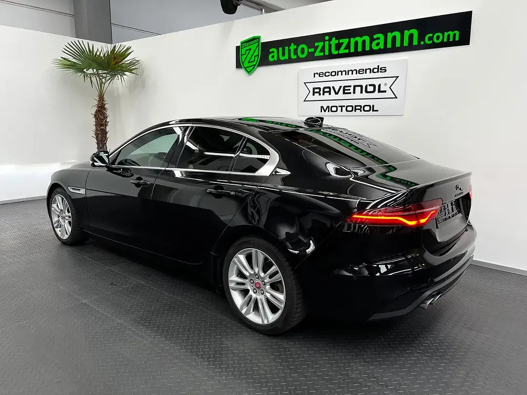 Jaguar XE - Thumbnail 4