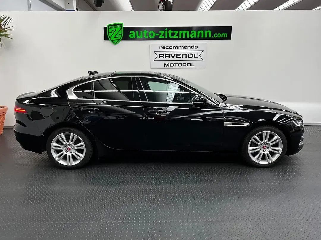 Jaguar XE - Thumbnail 5