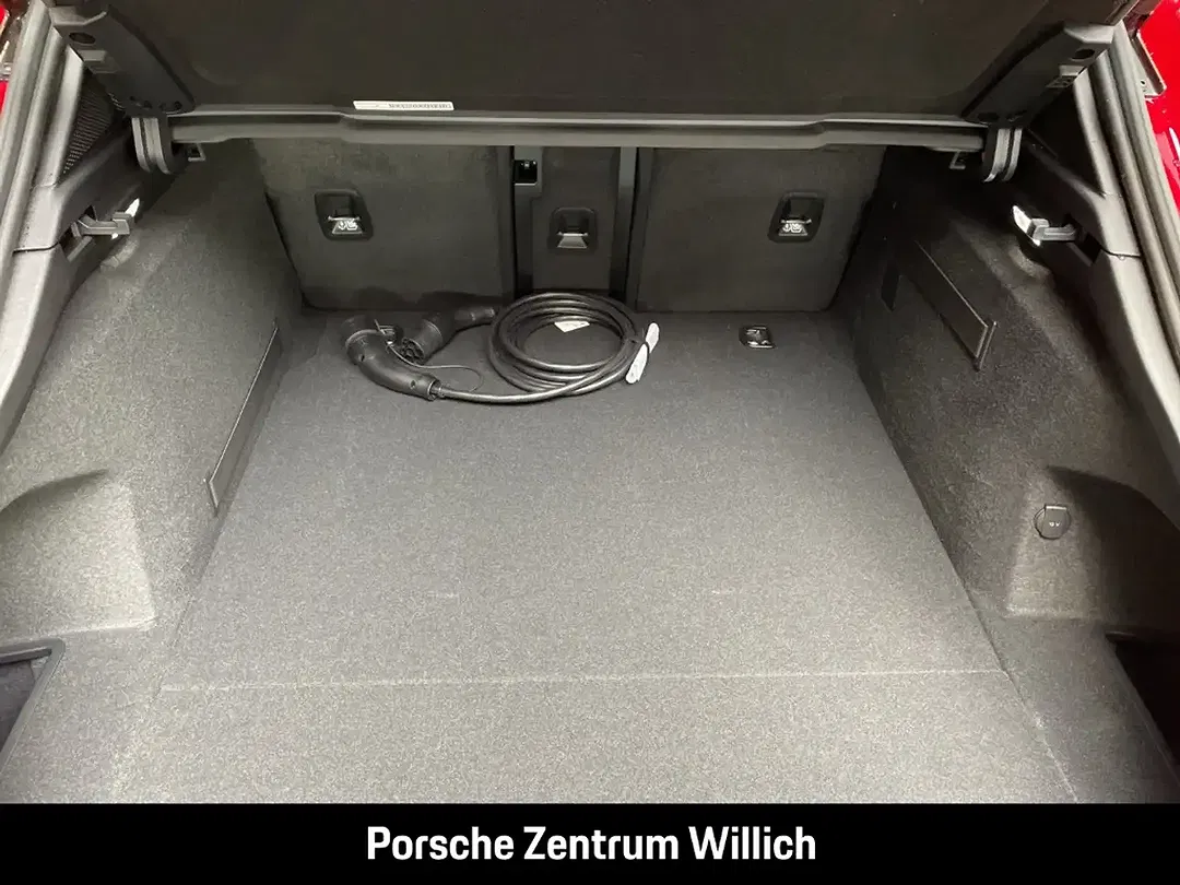 Porsche Taycan - Thumbnail 11