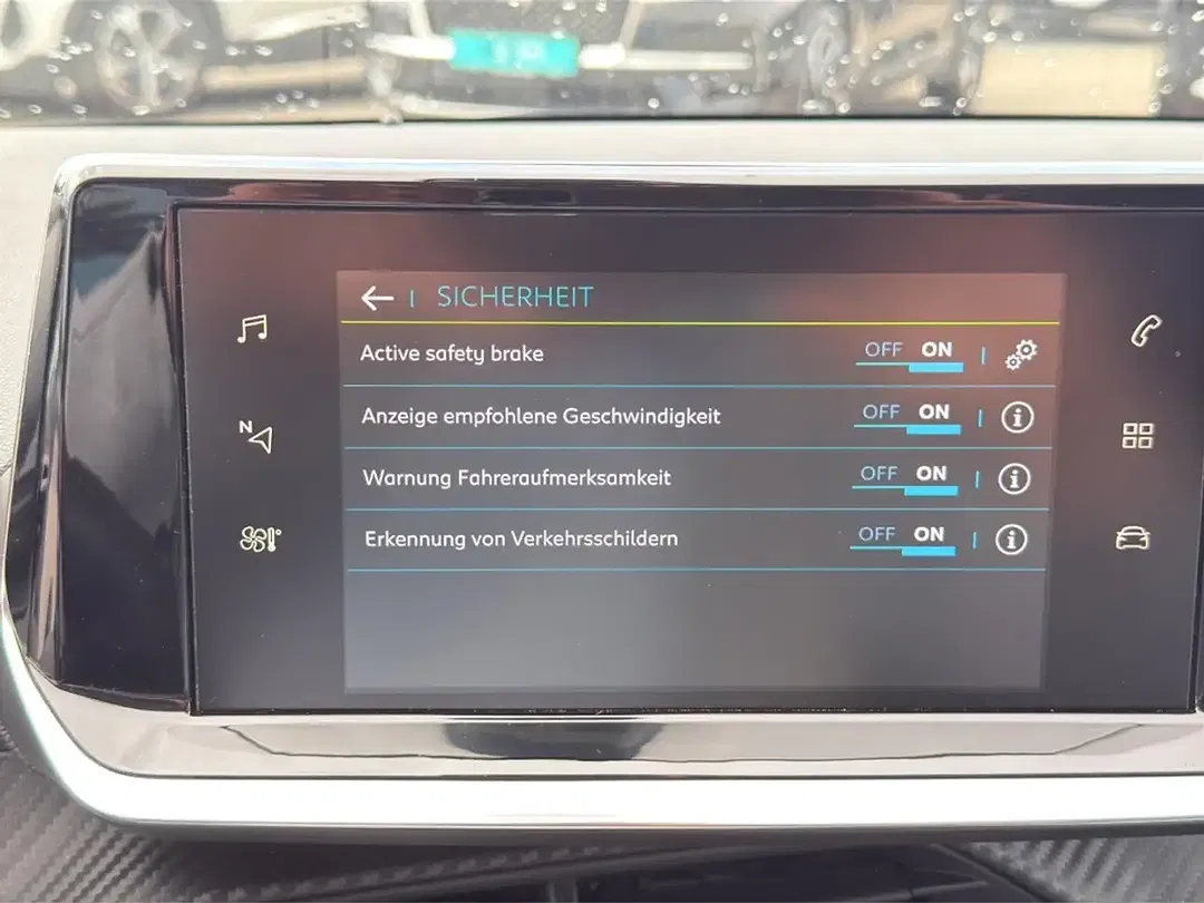 Peugeot 208 - Thumbnail 21