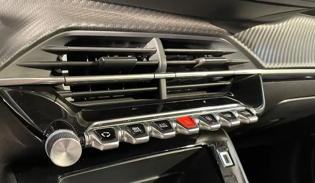 Peugeot 208 - Thumbnail 4