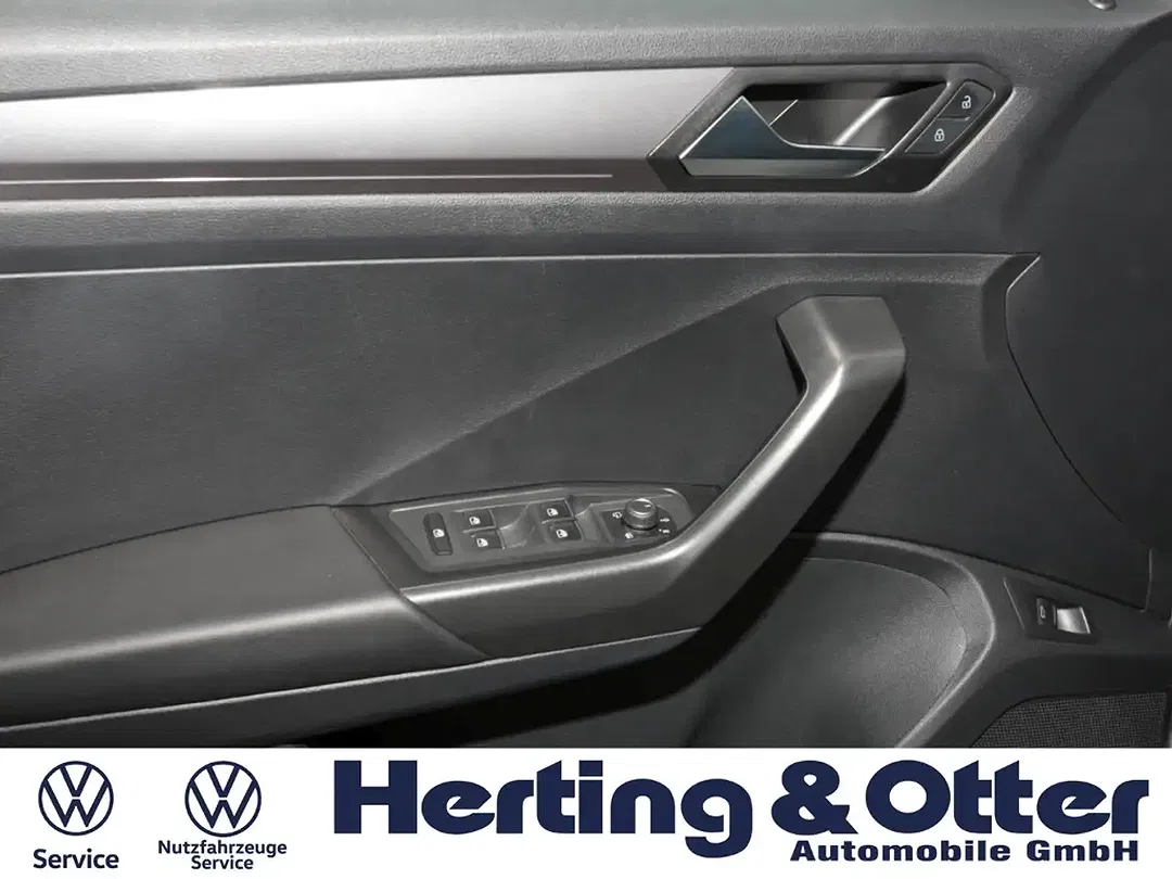 Volkswagen T-Roc - Thumbnail 13