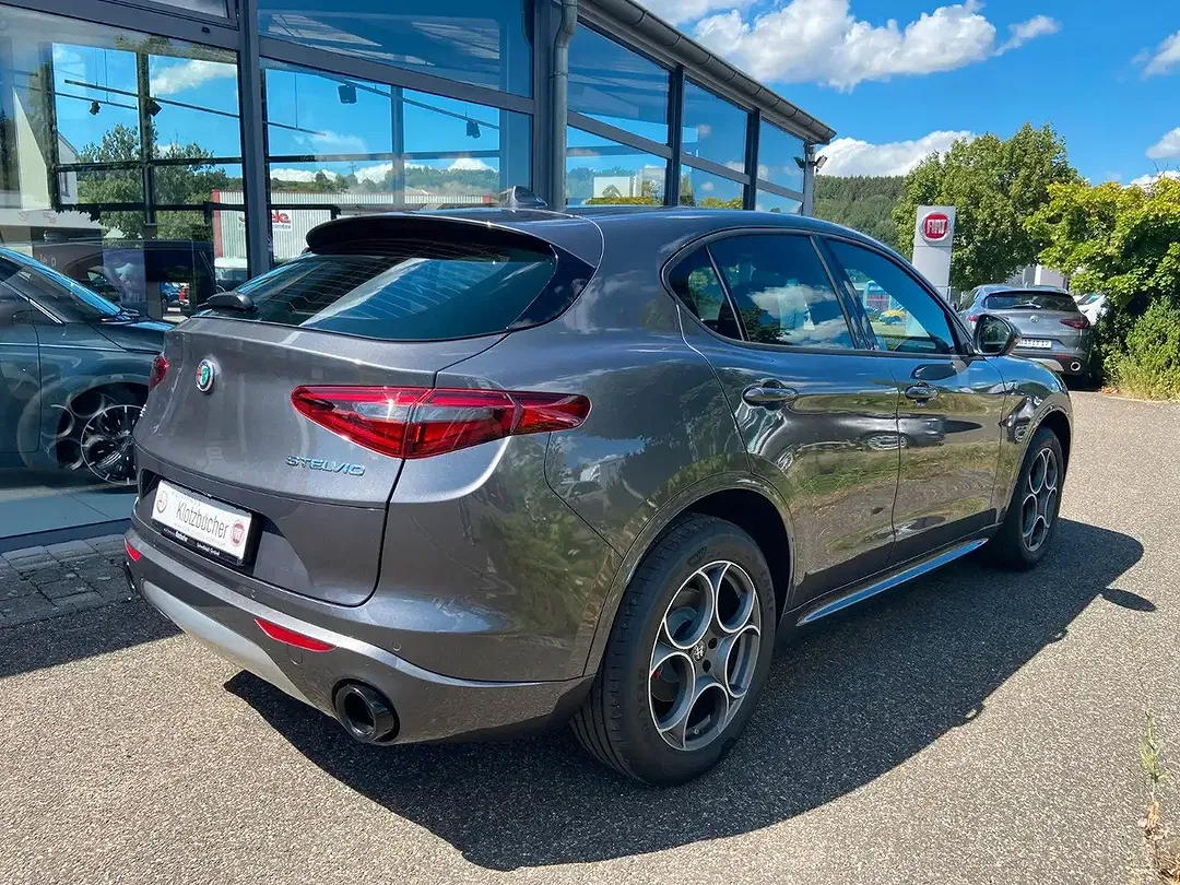 Alfa Romeo Stelvio - Thumbnail 3